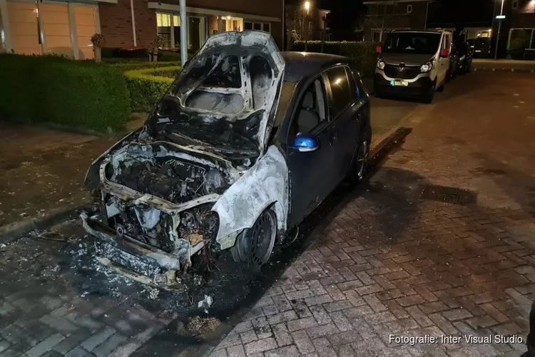 Auto door brand verwoest in Zwaagdijk