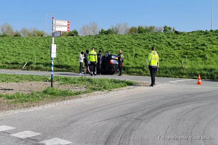 Auto op de kop in Lambertschaag