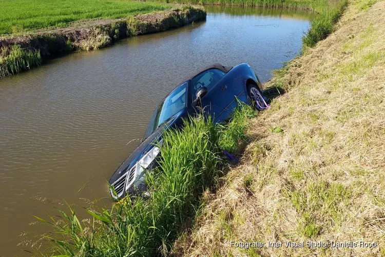 Auto te water in Medemblik, bestuurder ongedeerd