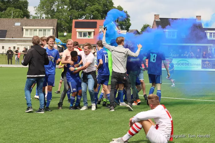 Sterk SEW zet kroon op seizoen met promotie naar tweede klasse