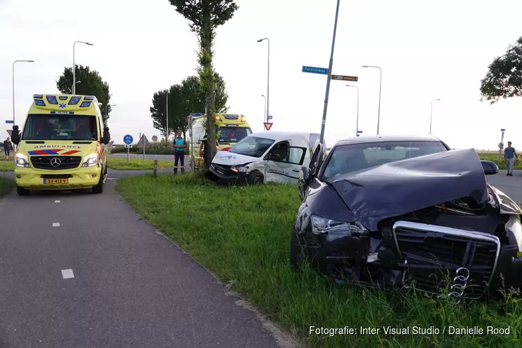 Botsing tussen bestelbus en auto in Medemblik