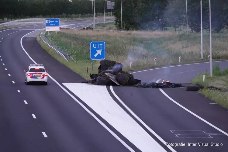 A7 grotendeels afgesloten door brandende hooibalen, banden en asbest