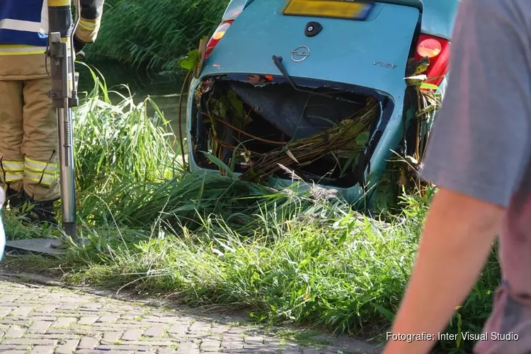 Auto met belandt in het water bij Opperdoes, vrouw gered door omstanders