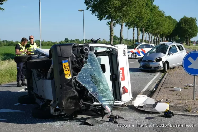 Gewonde bij ongeval tussen auto en bezorgdienst in Wervershoof