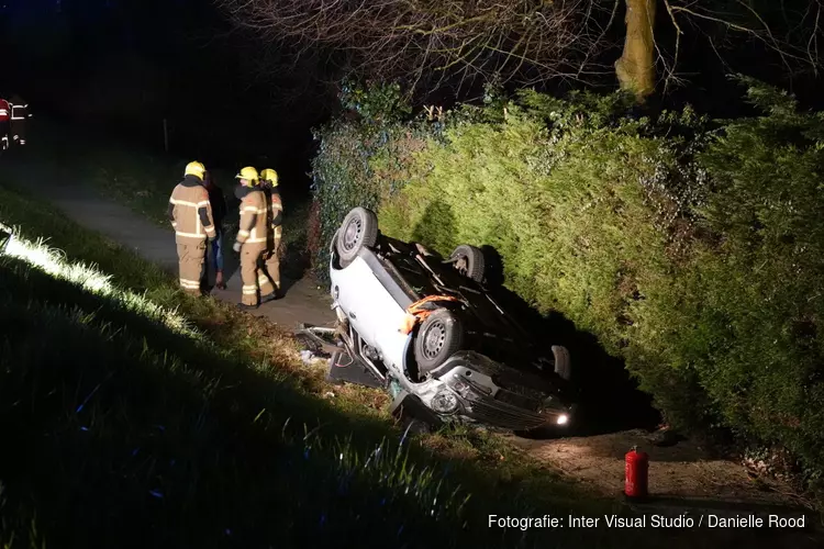 Auto rijdt van dijk in Wervershoof, meerdere gewonden