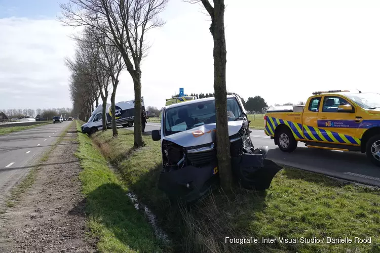 Harde wind: Botsing op N240 bij Zwaagdijk-Oost