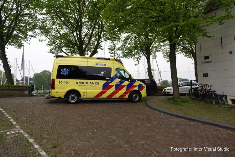 Persoon in water van haven Medemblik aangetroffen