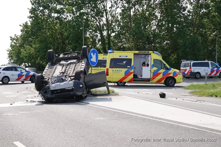 Auto op de kop na aanrijding in Wervershoof