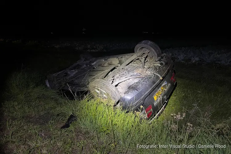 Auto op de kop in greppel in Wervershoof