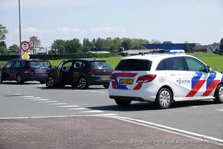 Twee auto&#39;s in botsing in Medemblik