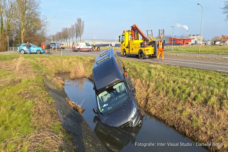 Camper te water na aanrijding in Wervershoof