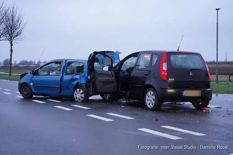 Aanrijding met drie voertuigen in Andijk