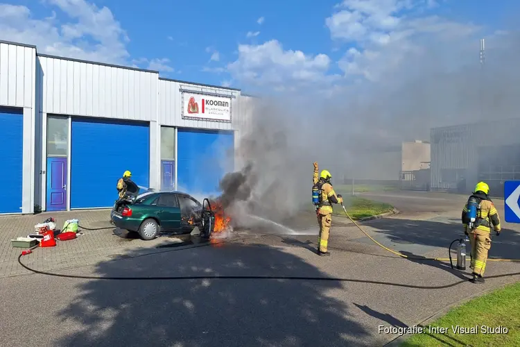 Auto door brand verwoest in Zwaagdijk-Oost