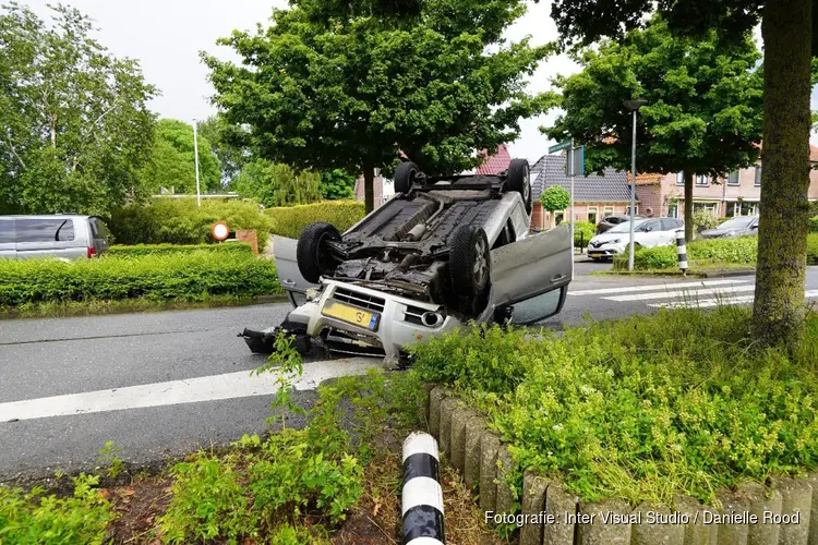 Auto over de kop in Wervershoof