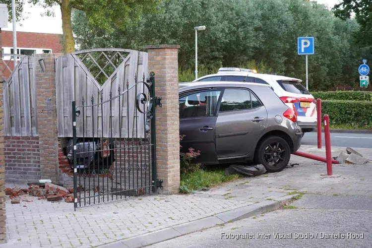 Automobiliste zonder rijbewijs tegen muurtje gereden in Medemblik