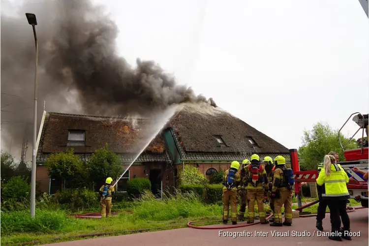 Brand in stolpboerderij in Zwaagdijk-West