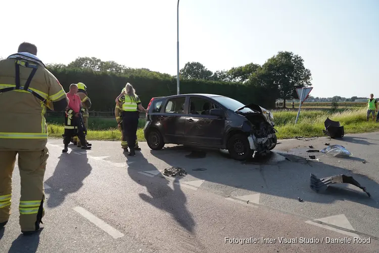 Auto te water na aanrijding in Andijk