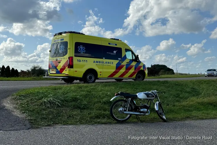 Bromfietser naar ziekenhuis na botsing in Wervershoof