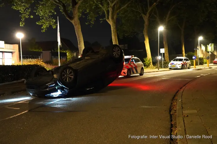 Auto over de kop bij eenzijdig ongeval in Andijk