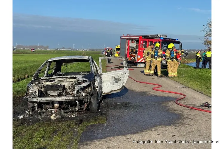 Zwaargewonde bij autobrand op Vereweg in Medemblik