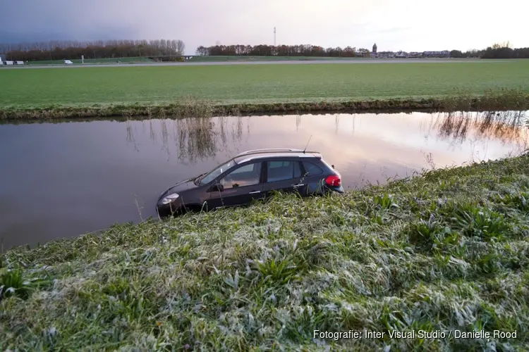 Gladheid treft West-Friesland: meerdere auto's te water en valpartijen