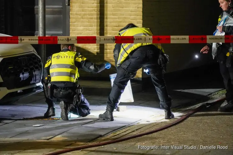 Explosie bij woning in Andijk, politie doet onderzoek