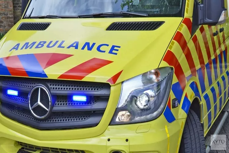 Motorrijder gewond na botsing met auto in Zwaagdijk-Oost