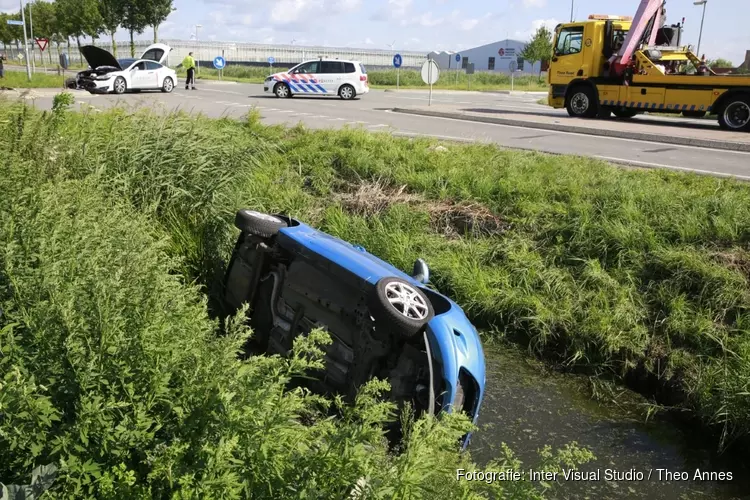 Auto te water na aanrijding in Andijk