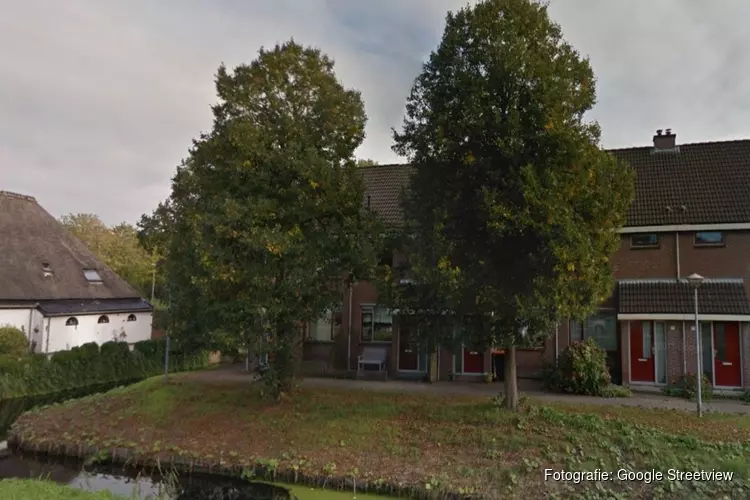 Woningen ontruimd bij grote brand in Zwaag