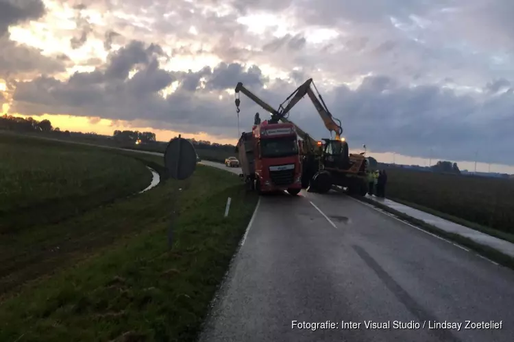 Vrachtwagen met trailer in berm