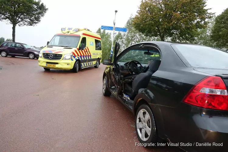 Botsing in Zwaagdijk-Oost: bestuurder bekneld