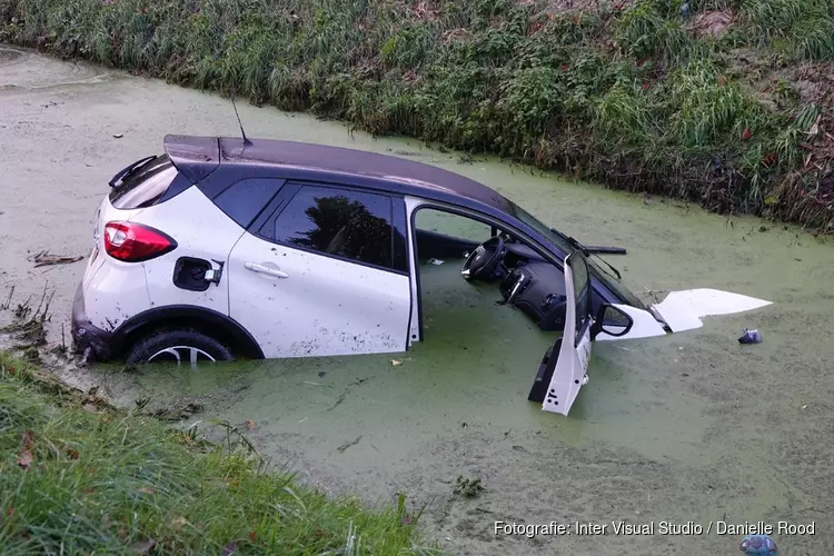 Auto te water in Zwaagdijk-Oost