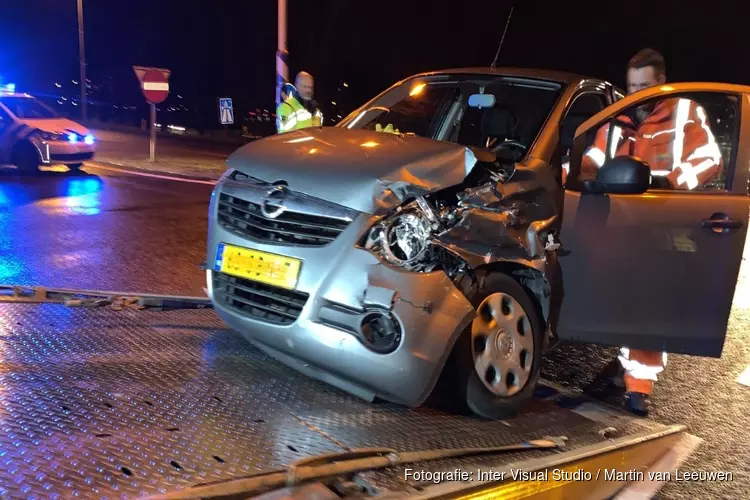 Auto in botsing met vrachtauto bij Wognum