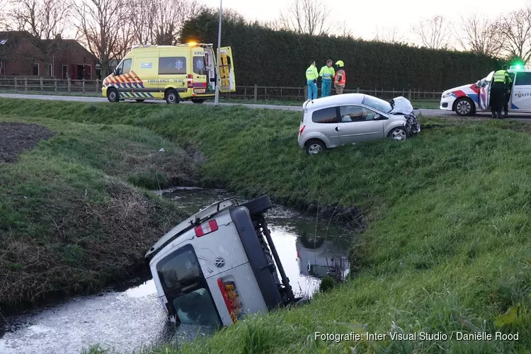 Bestelbus te water na botsing in Andijk