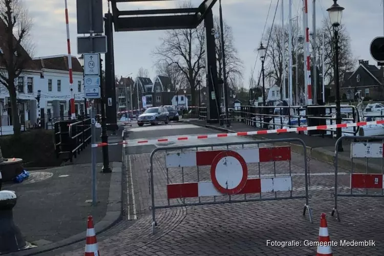 Kwikkelse brug in Medemblik afgesloten door ongeval met auto