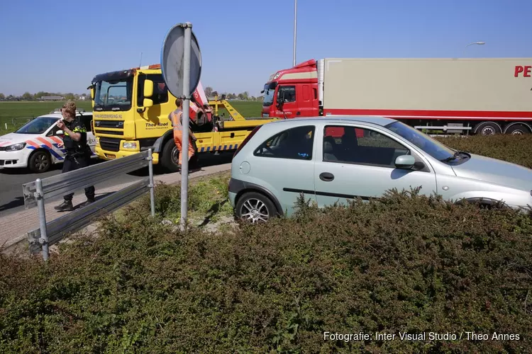 Auto rijdt rotonde op