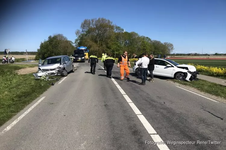 Gewonde bij frontaal ongeluk in Wieringerwerf, weg afgesloten