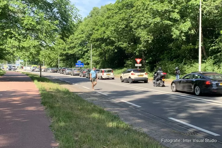 Politie sluit meerdere wegen naar kust af vanwege drukte en roept op: "Kom niet naar strand!"