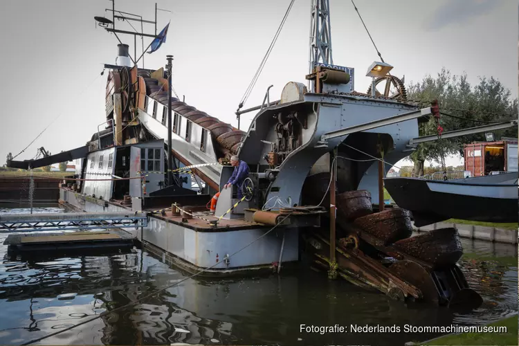 Baggermolen Stoommachinemuseum uit water getakeld