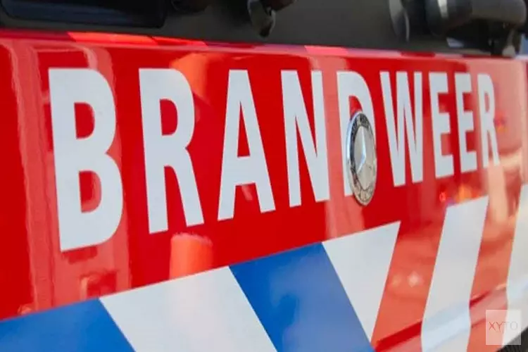 Brandweerman valt uit rijdende brandweerwagen in Andijk