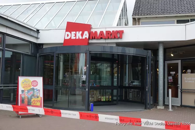 Winkelcentrum ontruimd na brandmelding bij Dekamarkt in Andijk