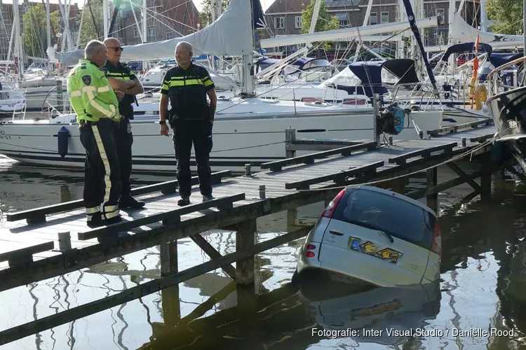 Auto rijdt water haven Medemblik in