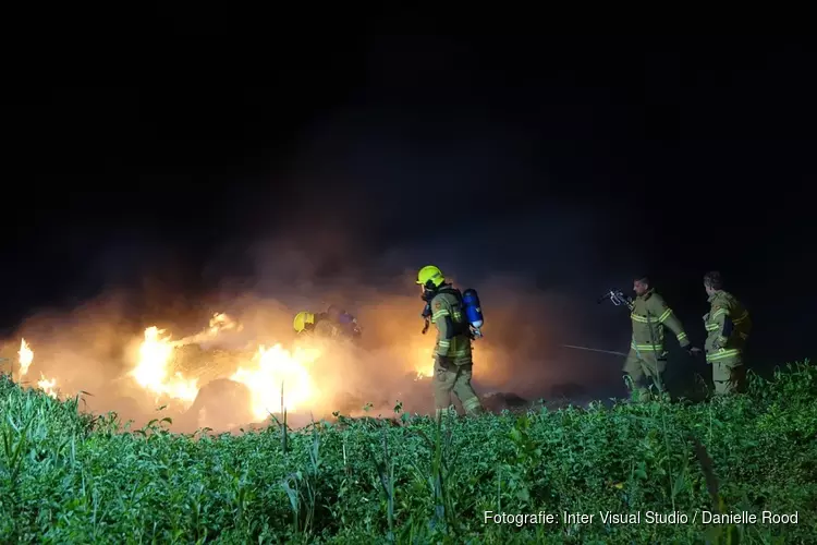 Hooistapel in brand in Andijk