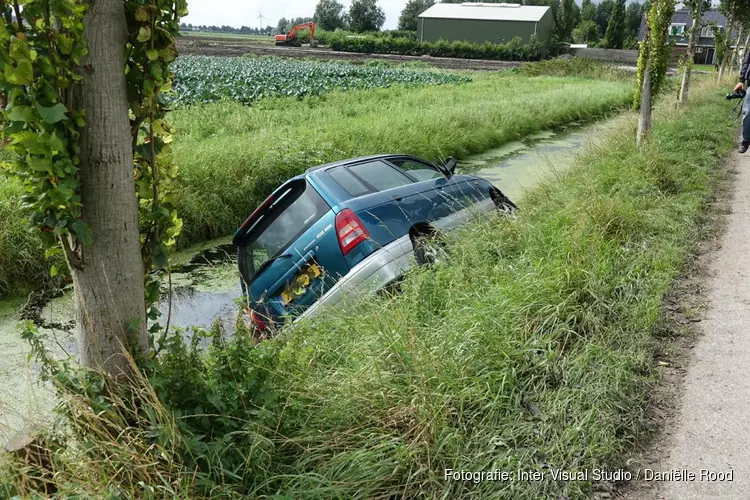 Auto te water in Hauwert