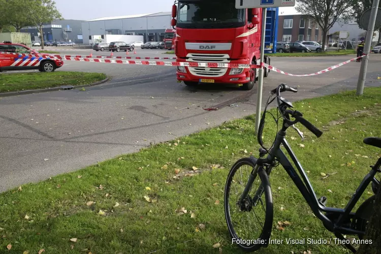 Forse aanrijding tussen fietser en vrachtwagen in Zwaagdijk-Oost