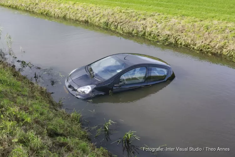 Auto te water gereden in Wognum