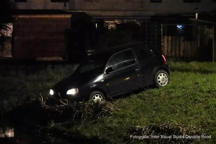 Auto vliegt uit de bocht in Andijk. Bestuurder slaat op de vlucht