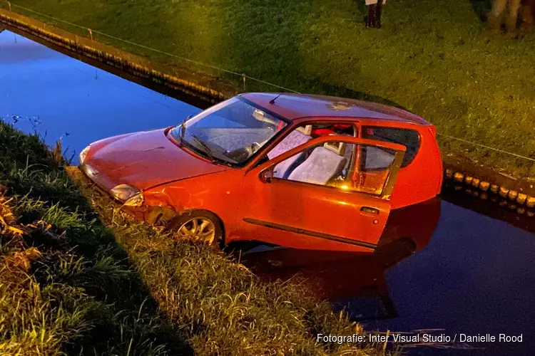 Auto te water na botsing in Zwaagdijk-Oost