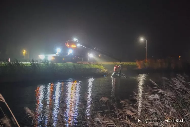 Automobilist rijdt ijskoude sloot in