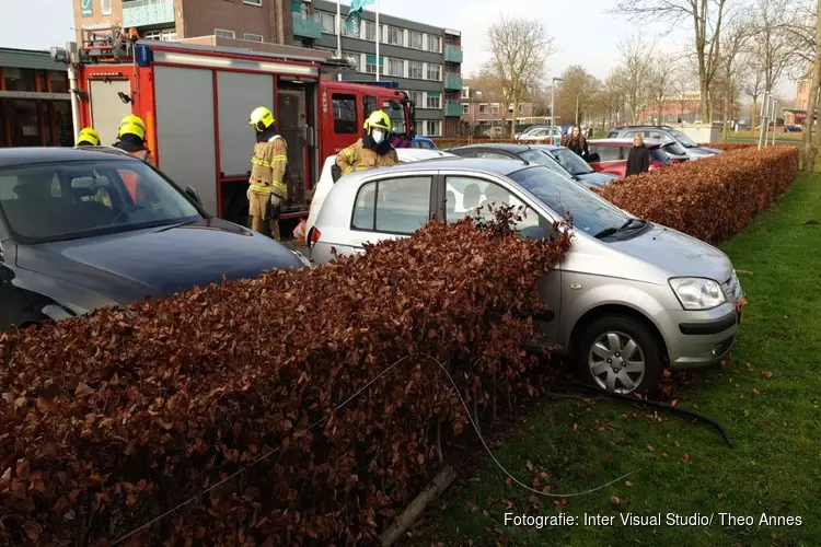 Oudere automobilist rijdt door de heg in Wognum